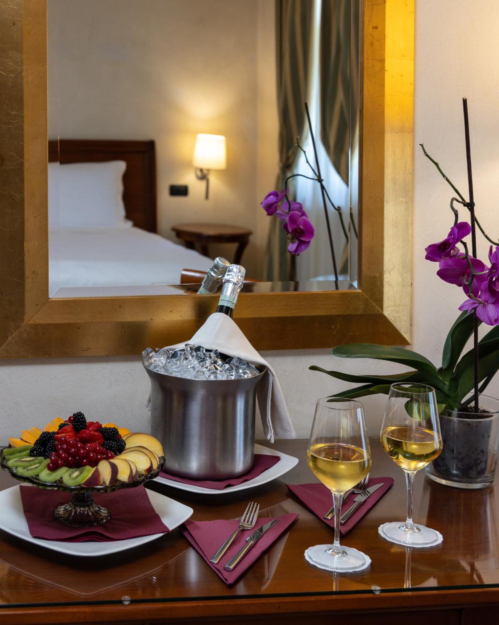 Best Western Plus Hotel Le Rondini San Francesco al Campo Exterior photo